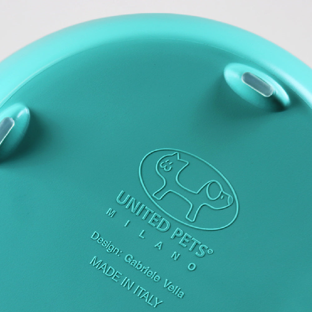 Set Cup 是一款由United Pets設計的防滑寵物碗和碗墊組合。碗的尺寸為30 x 23 x H19 cm,墊子的直徑為35.5 cm,容量達2500ml,適合大型犬使用。這款產品由100%回收塑料製成,具備防滑橡膠腳墊,便於握持和攜帶,並且可用洗碗機清洗。這款義大利製造的寵物用品結合了實用性和美觀設計,專為愛寵之人打造。