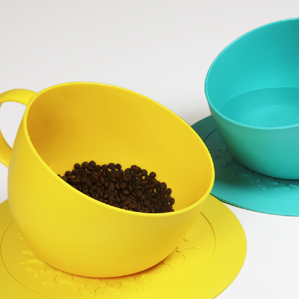 Set Cup 是一款由United Pets設計的防滑寵物碗和碗墊組合。碗的尺寸為30 x 23 x H19 cm,墊子的直徑為35.5 cm,容量達2500ml,適合大型犬使用。這款產品由100%回收塑料製成,具備防滑橡膠腳墊,便於握持和攜帶,並且可用洗碗機清洗。這款義大利製造的寵物用品結合了實用性和美觀設計,專為愛寵之人打造。