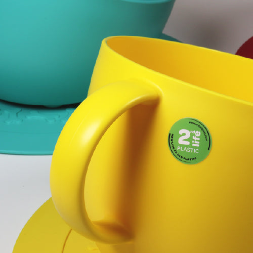 Set Cup 是一款由United Pets設計的防滑寵物碗和碗墊組合。碗的尺寸為30 x 23 x H19 cm,墊子的直徑為35.5 cm,容量達2500ml,適合大型犬使用。這款產品由100%回收塑料製成,具備防滑橡膠腳墊,便於握持和攜帶,並且可用洗碗機清洗。這款義大利製造的寵物用品結合了實用性和美觀設計,專為愛寵之人打造。