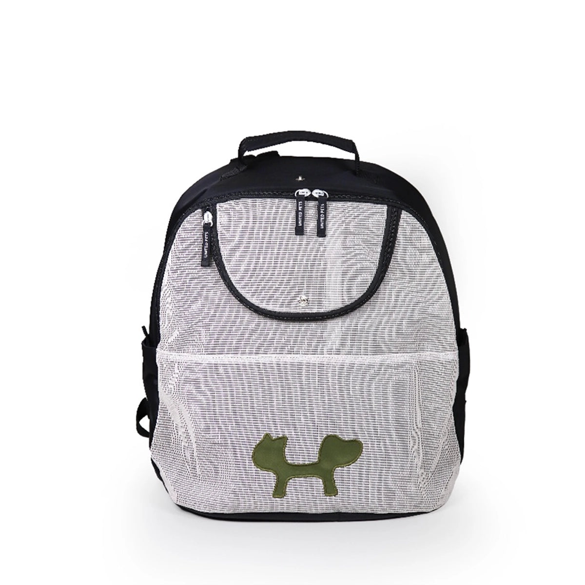 Reverse Backpack ECO 是一款由 United Pets 設計的環保背包式寵物攜帶袋,適合最多承重7公斤的寵物。尺寸為32 x 34公分,使用100%回收的PET瓶製成的面料。背包設計適合航空機艙運輸以及戶外外出,具有可調節肩帶和加墊背部,內部設有安全扣環以固定寵物的項圈,並配有後環以便於安裝在行李車上。