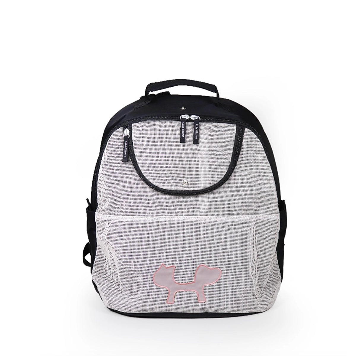 Reverse Backpack ECO 是一款由 United Pets 設計的環保背包式寵物攜帶袋,適合最多承重7公斤的寵物。尺寸為32 x 34公分,使用100%回收的PET瓶製成的面料。背包設計適合航空機艙運輸以及戶外外出,具有可調節肩帶和加墊背部,內部設有安全扣環以固定寵物的項圈,並配有後環以便於安裝在行李車上。