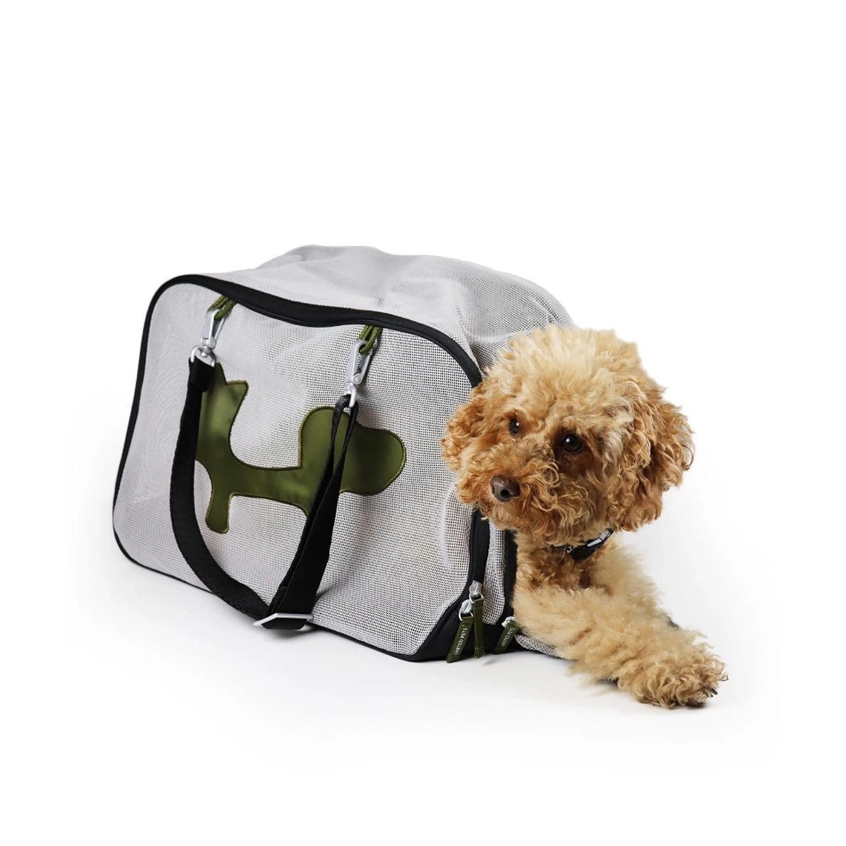 Mesh Bag 是 United Pets 推出的透氣軟包寵物攜帶袋,適合航空機艙與戶外外出使用,最大承重7公斤。包的尺寸為44 x 23 x 28公分,內部設有安全扣,外部有可插入行李車的後環,並配有可拆卸的肩帶,既可作肩包也可作背包。這款產品由聚酯纖維製成,便於存放和攜帶。