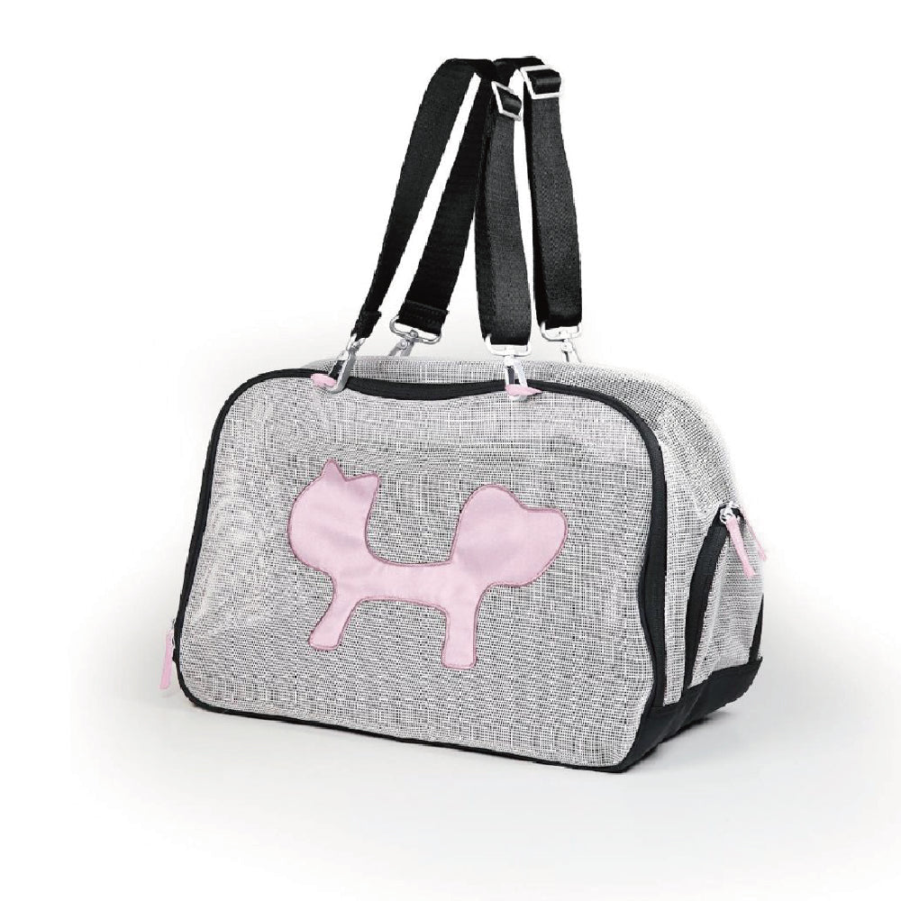 Mesh Bag 是 United Pets 推出的透氣軟包寵物攜帶袋,適合航空機艙與戶外外出使用,最大承重7公斤。包的尺寸為44 x 23 x 28公分,內部設有安全扣,外部有可插入行李車的後環,並配有可拆卸的肩帶,既可作肩包也可作背包。這款產品由聚酯纖維製成,便於存放和攜帶。