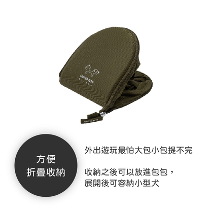 Lazy Dog Bag 是一款由 United Pets 設計的摺疊式寵物攜帶袋，適合最多承重5公斤的寵物。這款輕便且緊湊的袋子由聚酯纖維製成，展開尺寸為35 x 15 x 25 公分，易於開合，適合當寵物不願意行走時使用。該袋設計時尚實用，適合愛寵家庭使用。