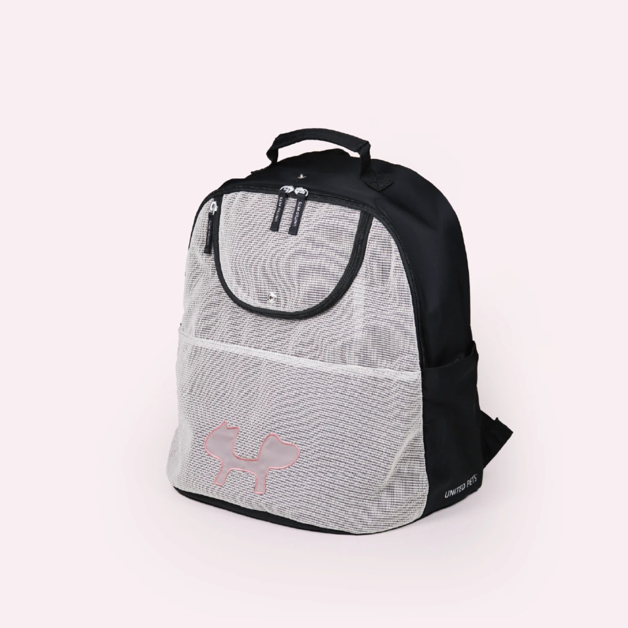 Reverse Backpack ECO 是一款由 United Pets 設計的環保背包式寵物攜帶袋，適合最多承重7公斤的寵物。尺寸為32 x 34公分，使用100%回收的PET瓶製成的面料。背包設計適合航空機艙運輸以及戶外外出，具有可調節肩帶和加墊背部，內部設有安全扣環以固定寵物的項圈，並配有後環以便於安裝在行李車上。